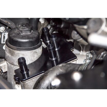 Designed to help reduce the risk of split diaphragms and breather issues on the 2.5 turbo engine that is common with modified cars.Includes a full fitting kit with Pro Hoses and everything needed ready to fit!Features:AIRTEC Motorsport breather top plateAIRTEC Motorsport oil catch canNew oil filterNew O-ring sealsPro Hoses silicone hose kitAll fittings and fixings ready to fitFull fitting instructionsAIRTEC part no: ATMSFO85