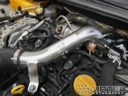 AIRTEC Motorsport hot side boost pipe for Renault Clio.Features of hot side:Designed to increase air flow with no kinks and a less restrictive pipe - To fit standard and AIRTEC intercooler kitsWill not fit with Ultra racing strut brace (Will require spacers)Only available in Pro-Series BlackAIRTEC Part No: ATMSREN1