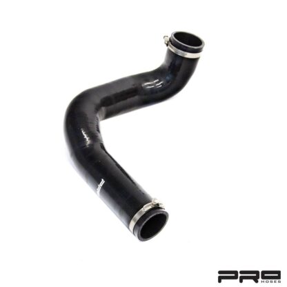 features less connections and has an improved internal flow due to less restrictions in comparison to  the aluminium hard pipe. Only available in blackAIRTEC part no: PH/BOSFO31