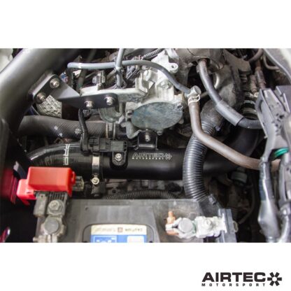 and detailed installation instructions.Please note: This kit will only fit with an AIRTEC Motorsport intercooler upgrade.Features: 20% increase in internal volumeLarger and freer-flowing designImproves flow from intercooler to throttle bodyIncreases throttle response Direct replacement fitmentMade from high-quality aluminiumPowder-coated black finishPro Hoses silicone pipeworkIncludes all fixtures and fittingsFeatures detailed fitting guide Registered Design Right number: Application Pending AIRTEC part no: ATMSSUZ2