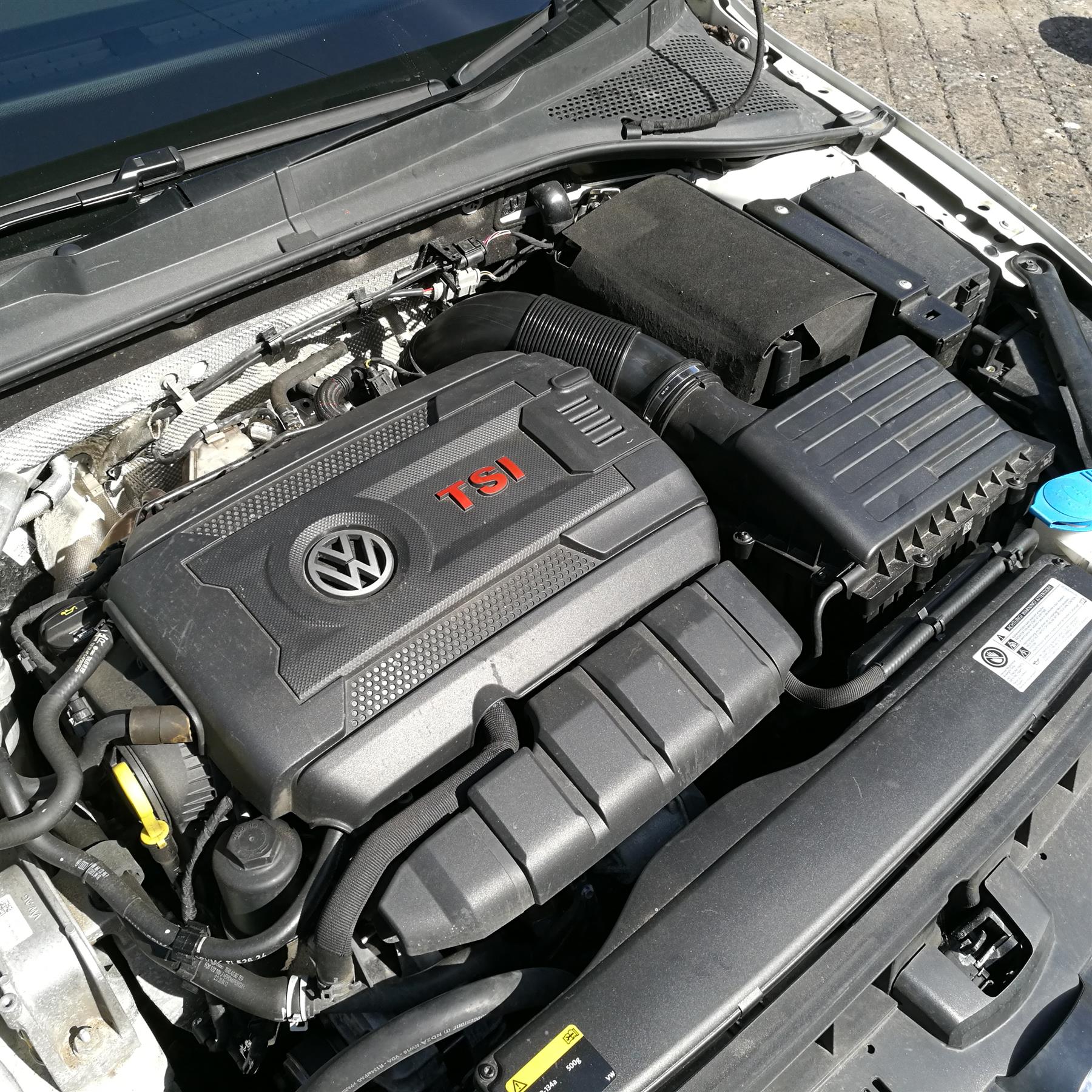 This Performance intake kit is designed to fit the 2.0 TSI (EA888) engine found in the Volkswagen