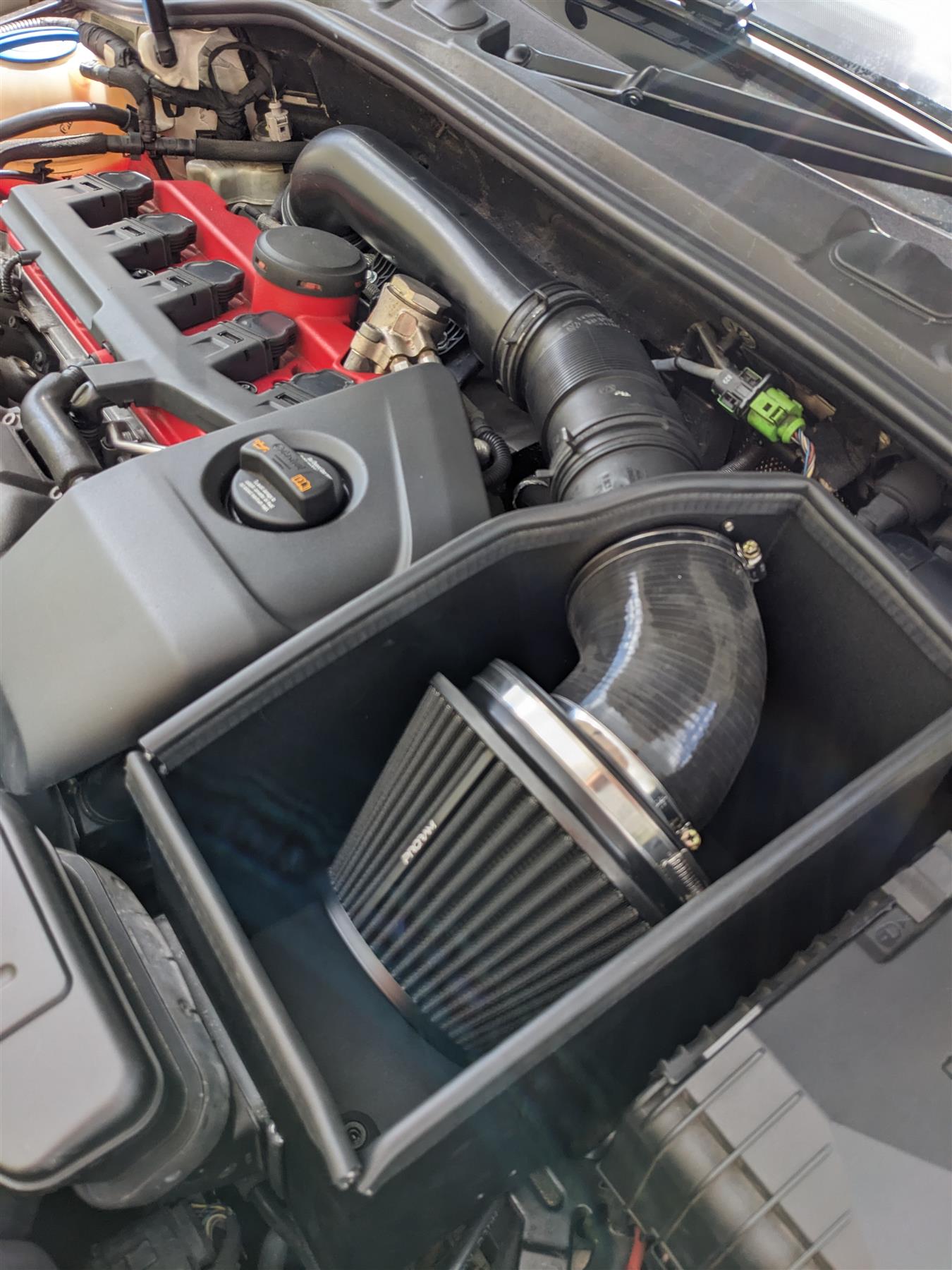 This performance intake kit is designed to fit Volkswagen R32