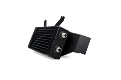 <li><strong>Black stainless-steel wire enforced oil lines for durability and inconspicuous look</strong></li>